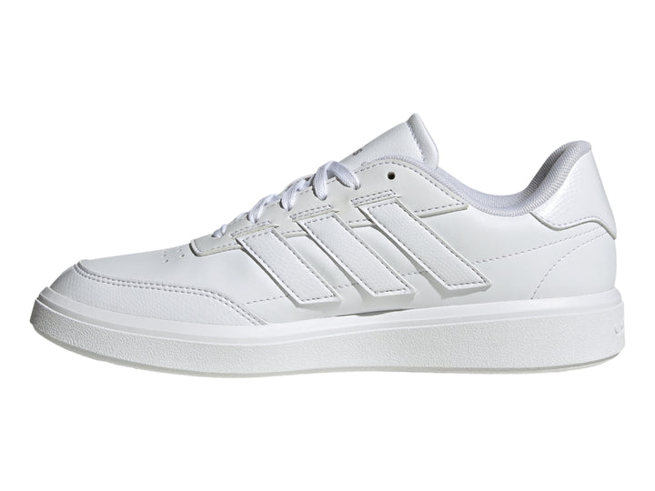 Tenis Adidas blancos con franjas laterales en color plata mate y suela blanca.
