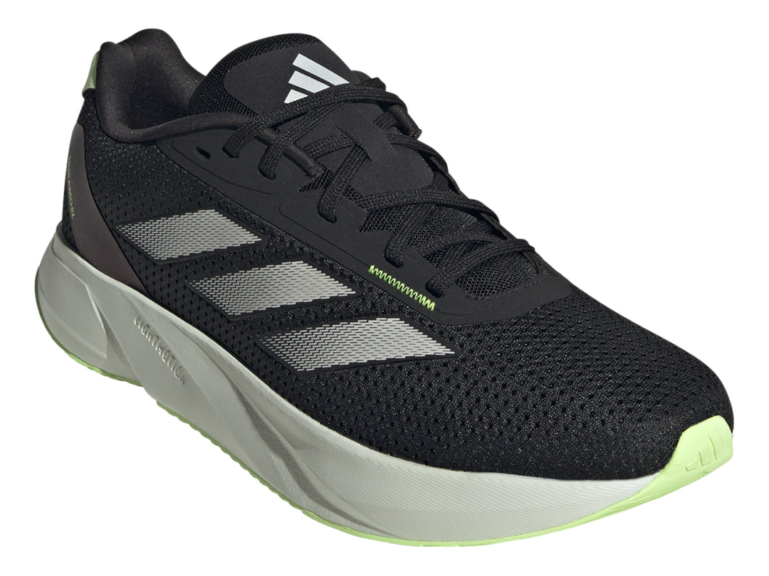 Tenis deportivos Adidas color negro con rayas plateadas y suela gris claro.