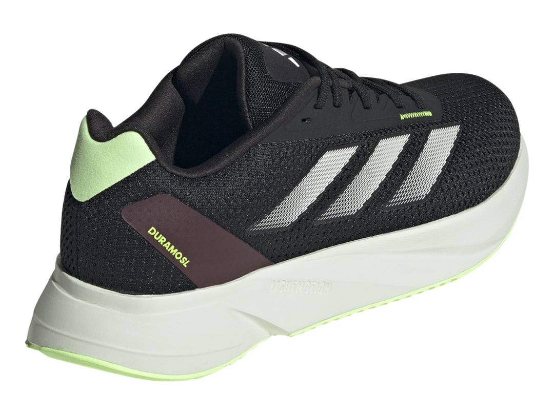 Tenis deportivos Adidas color negro con rayas plateadas y suela gris claro.