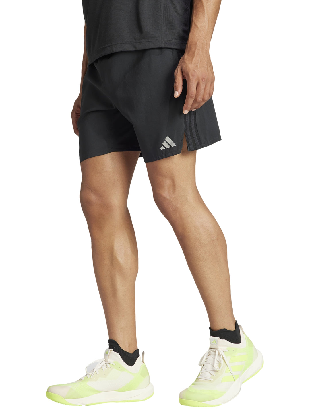 Hombre vistiendo shorts deportivos Adidas de color negro para entrenamiento HIIT.