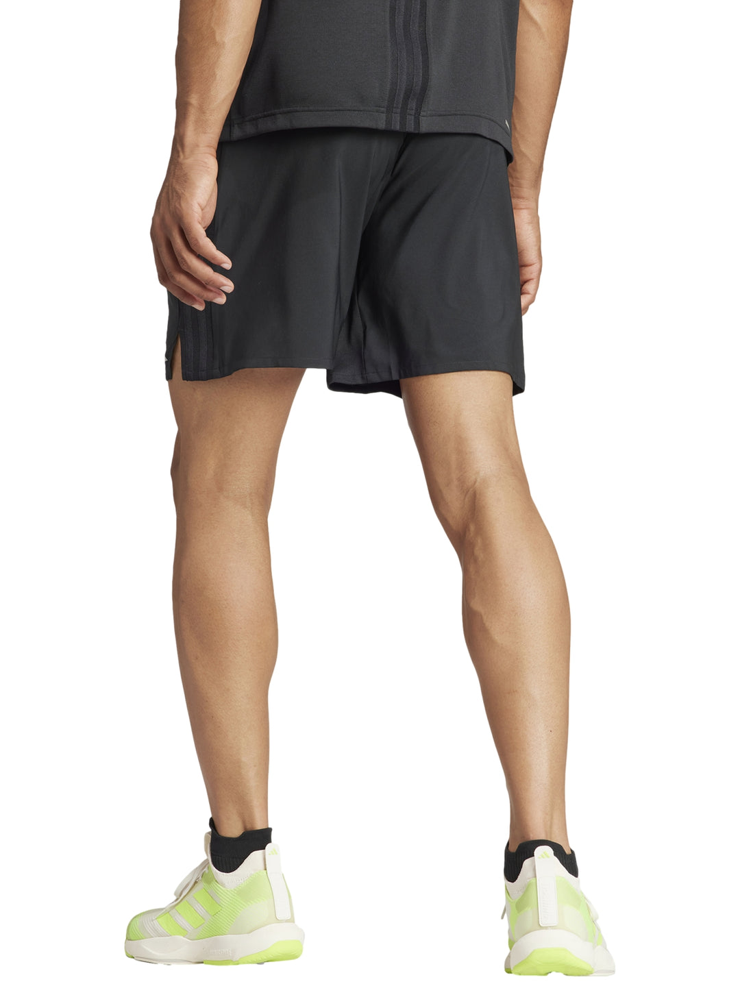 Hombre vistiendo shorts deportivos Adidas de color negro para entrenamiento HIIT.