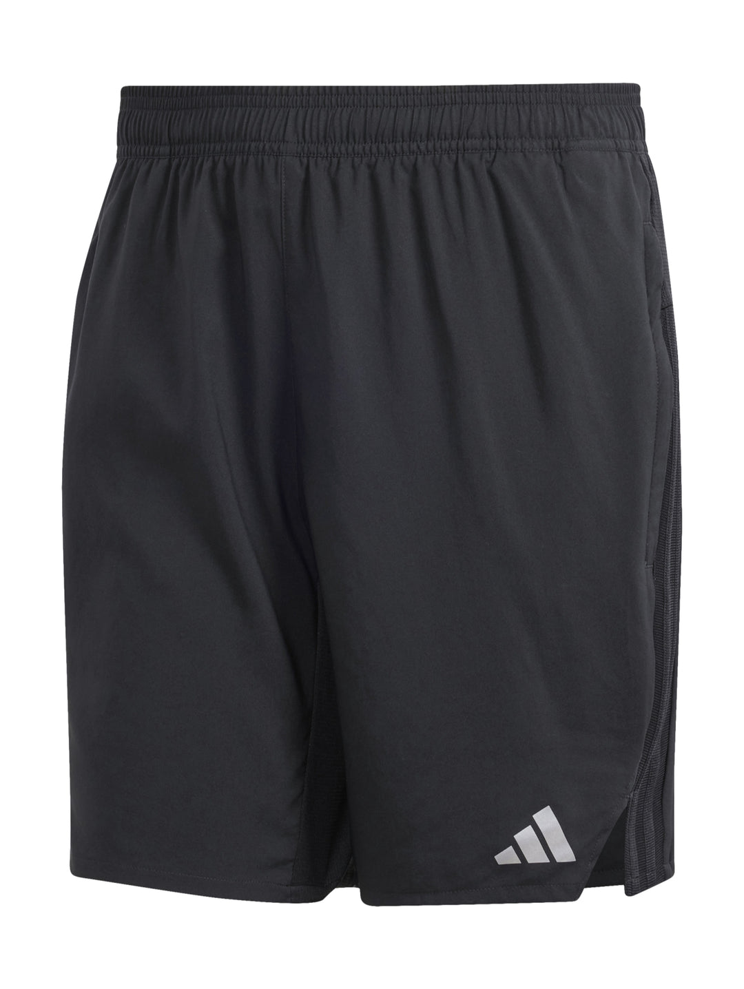 Hombre vistiendo shorts deportivos Adidas de color negro para entrenamiento HIIT.