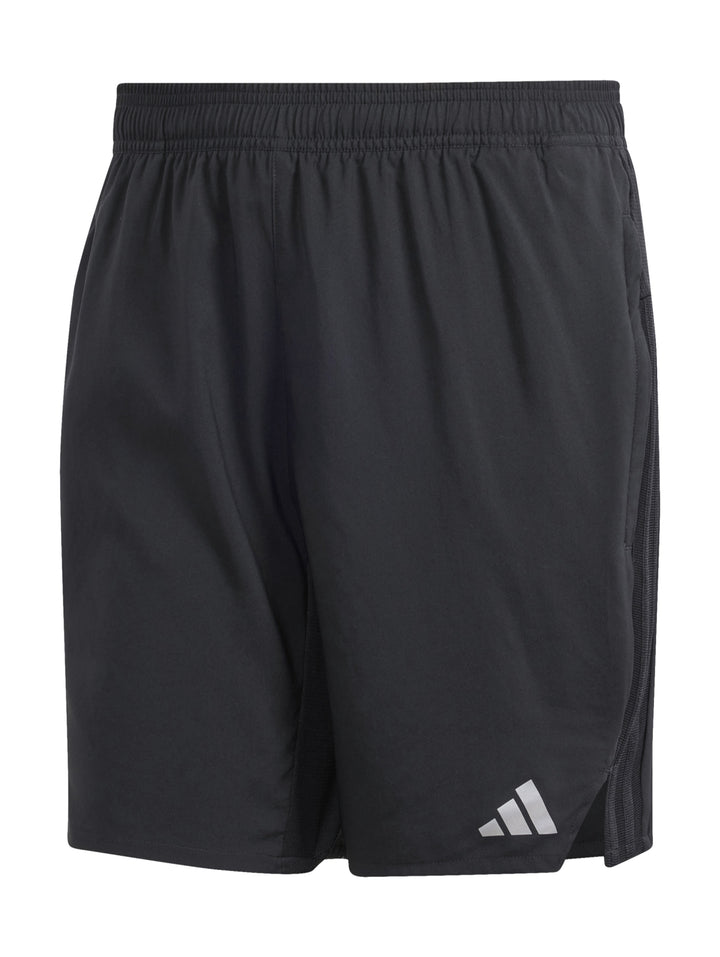 Hombre vistiendo shorts deportivos Adidas de color negro para entrenamiento HIIT.