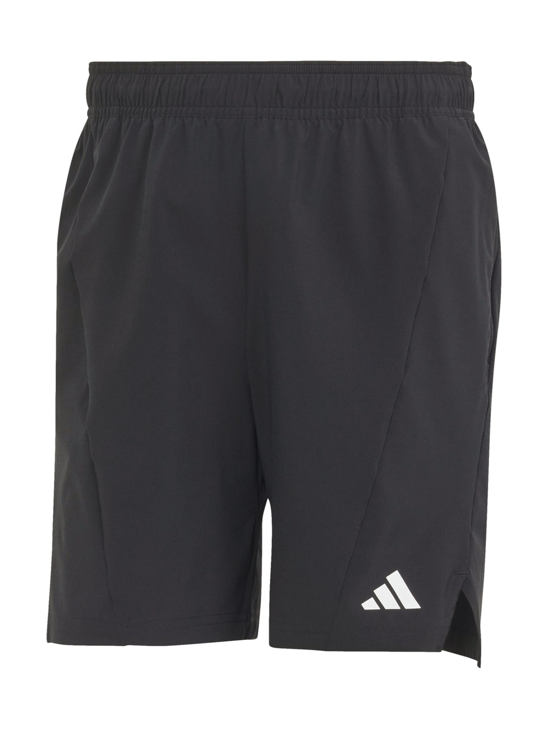 Hombre realizando ejercicio con mancuernas vistiendo shorts deportivos negros de Adidas.