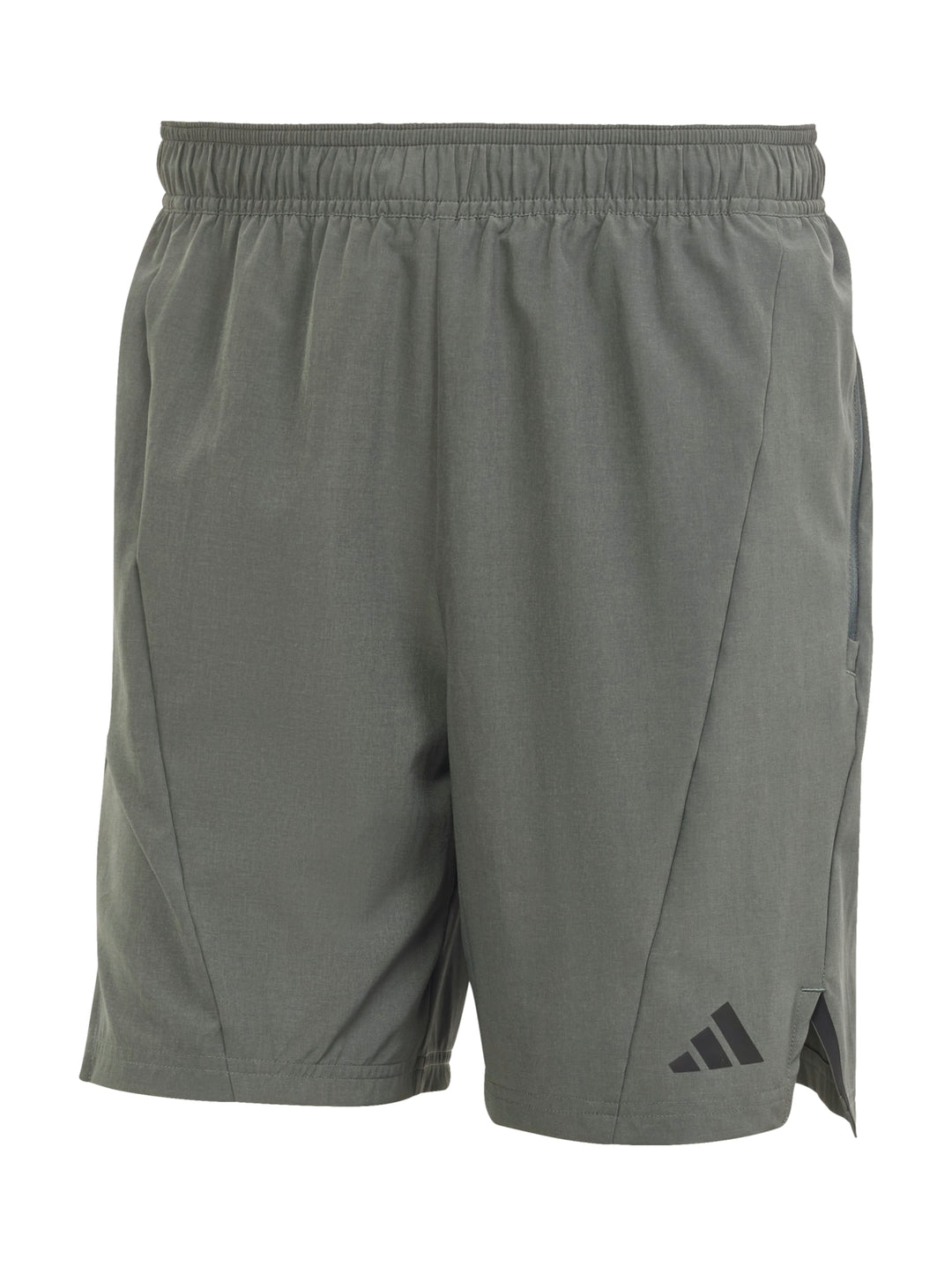 Hombre vistiendo pantalones cortos deportivos Adidas en color verde oliva Legend Ivy.