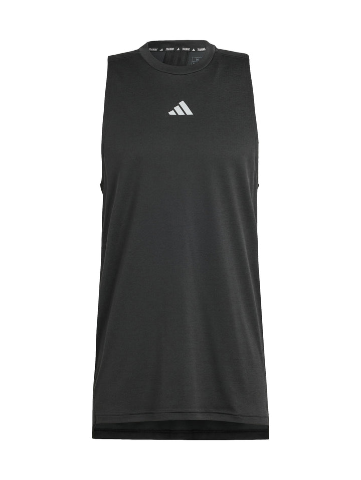 Hombre vistiendo una camiseta deportiva sin mangas de color negro con logotipo de Adidas en el pecho.