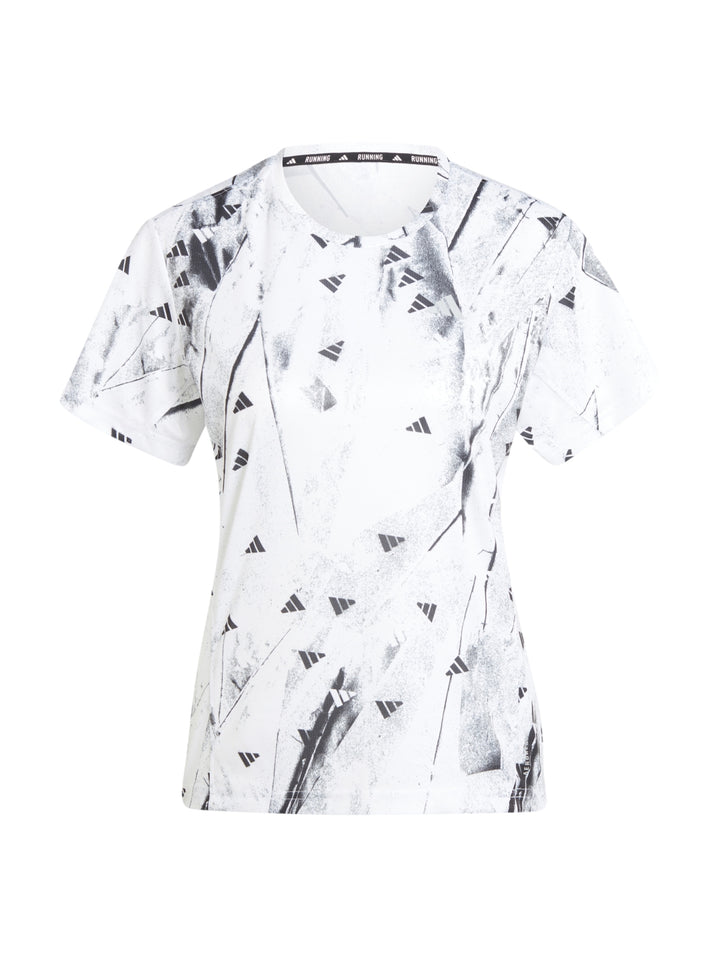 Camiseta deportiva blanca de manga corta con estampado abstracto en negro y cuello redondo.