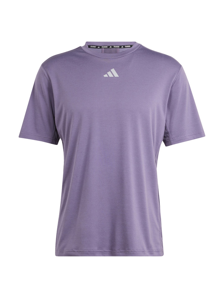 Hombre vistiendo una camiseta deportiva Adidas de color morado Shadow Violet.