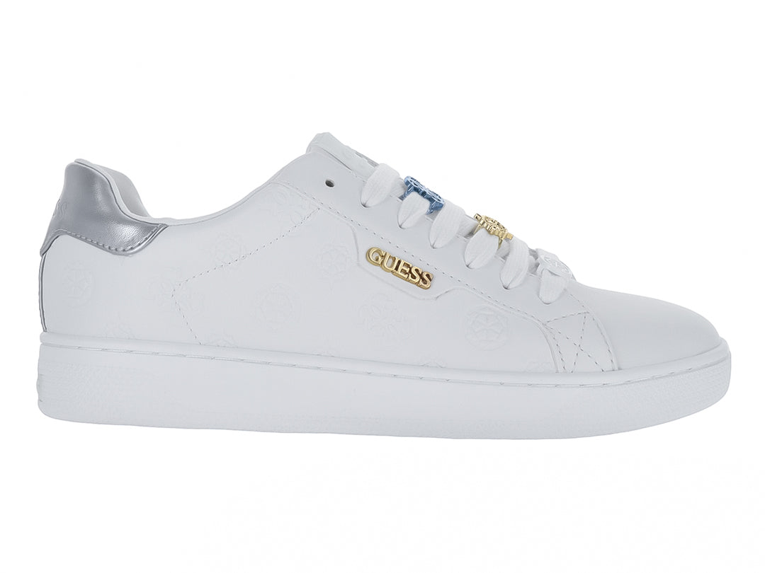 Tenis blancos GUESS para mujer con detalles en plata y azul, suela blanca y diseño casual.