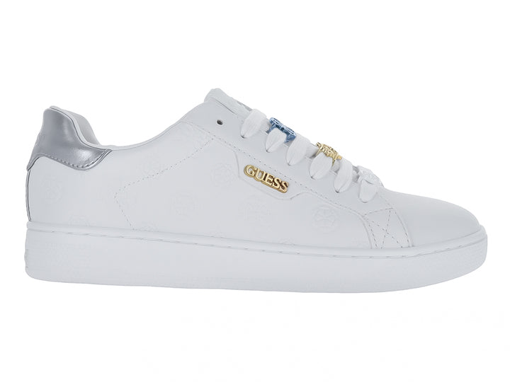 Tenis blancos GUESS para mujer con detalles en plata y azul, suela blanca y diseño casual.