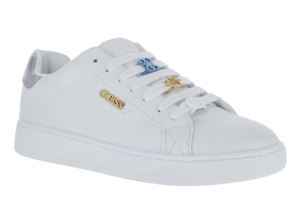 Tenis blancos GUESS para mujer con detalles en plata y azul, suela blanca y diseño casual.