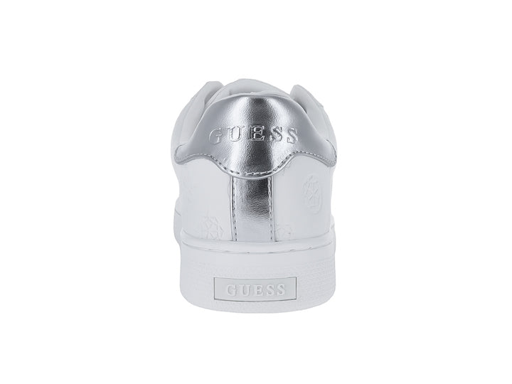 Tenis blancos GUESS para mujer con detalles en plata y azul, suela blanca y diseño casual.