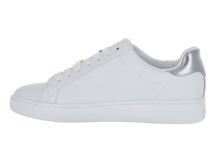 Tenis blancos GUESS para mujer con detalles en plata y azul, suela blanca y diseño casual.