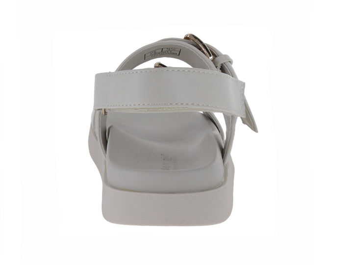 Sandalias Madden Girl Sprint color bone con plataforma y hebillas doradas.