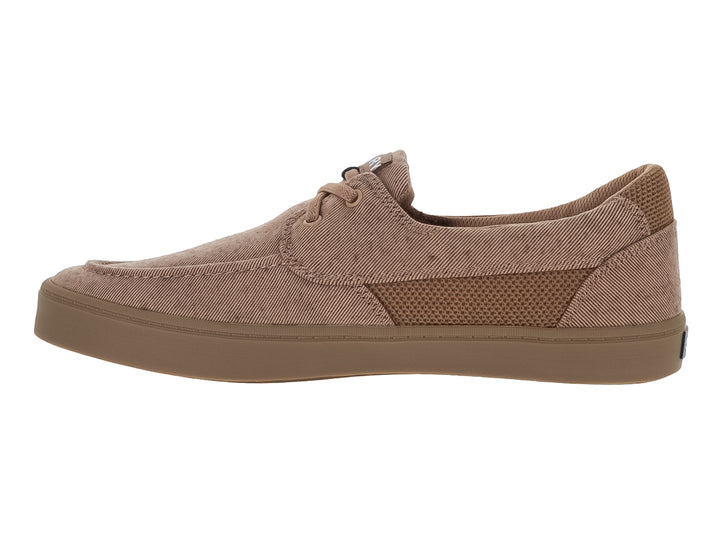 Zapato casual de tela color arena con suela plana y cordones.