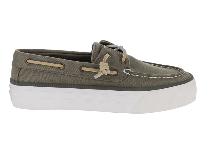 Zapato Sperry estilo náutico en color verde con suela blanca ancha y cordones beige.