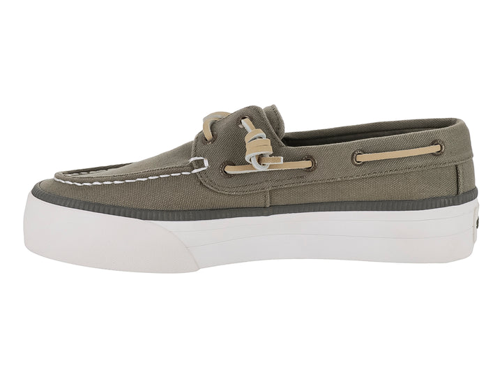 Zapato Sperry estilo náutico en color verde con suela blanca ancha y cordones beige.