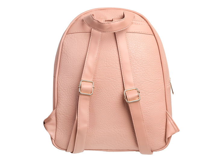 Mochila color blush con detalle trenzado frontal y herrajes dorados.