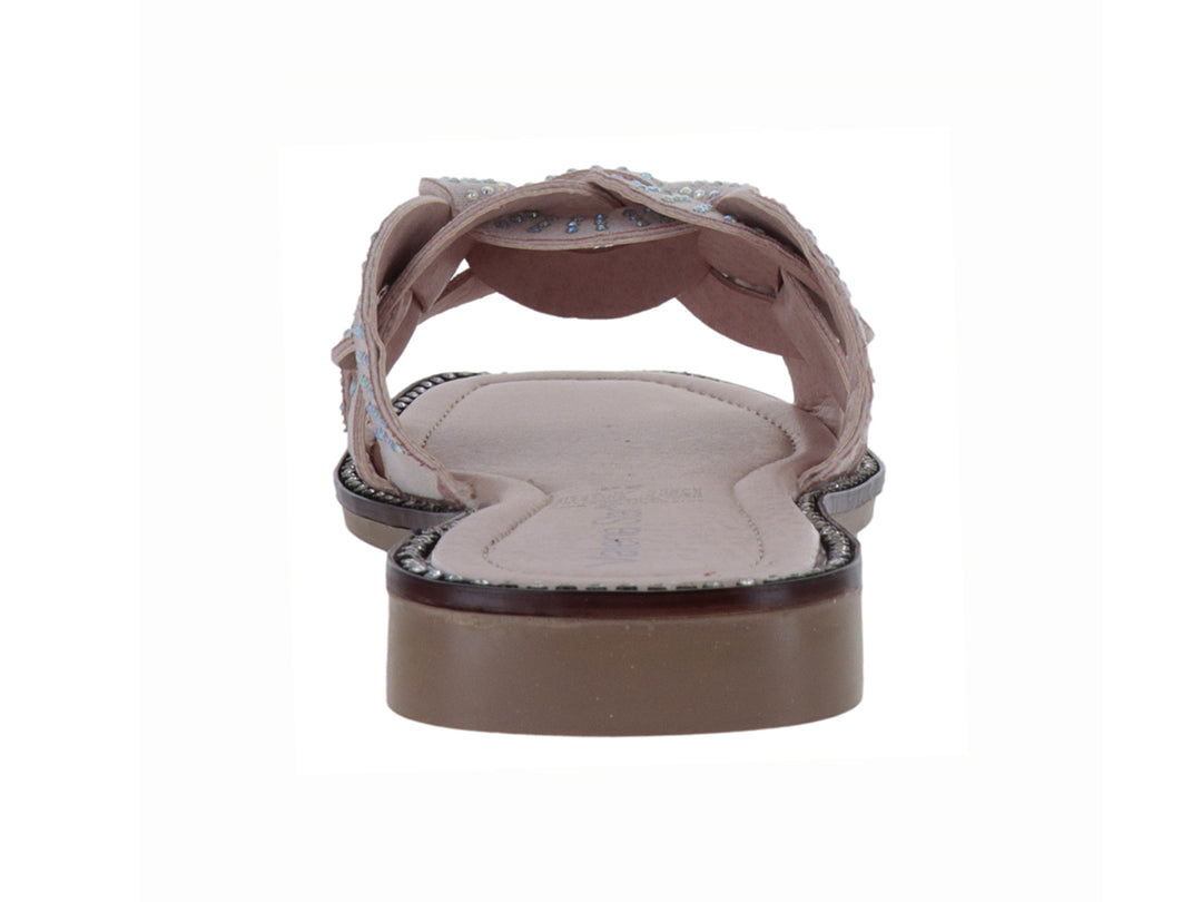 Sandalia rosa para mujer con tira trenzada decorada con brillantes y suela plana.