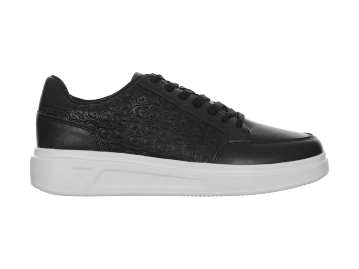 Tenis negros de la marca Guess con suela blanca y diseño grabado en relieve en la parte superior.