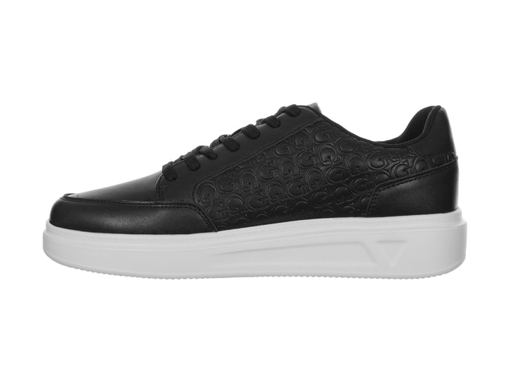 Tenis negros de la marca Guess con suela blanca y diseño grabado en relieve en la parte superior.