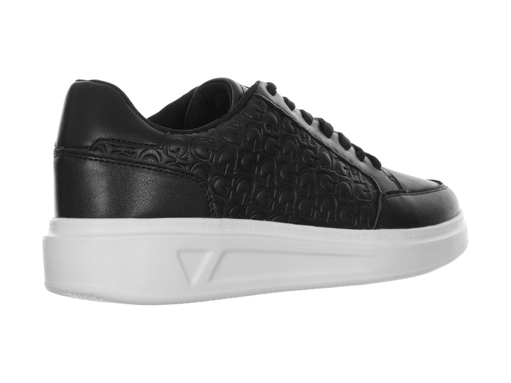 Tenis negros de la marca Guess con suela blanca y diseño grabado en relieve en la parte superior.