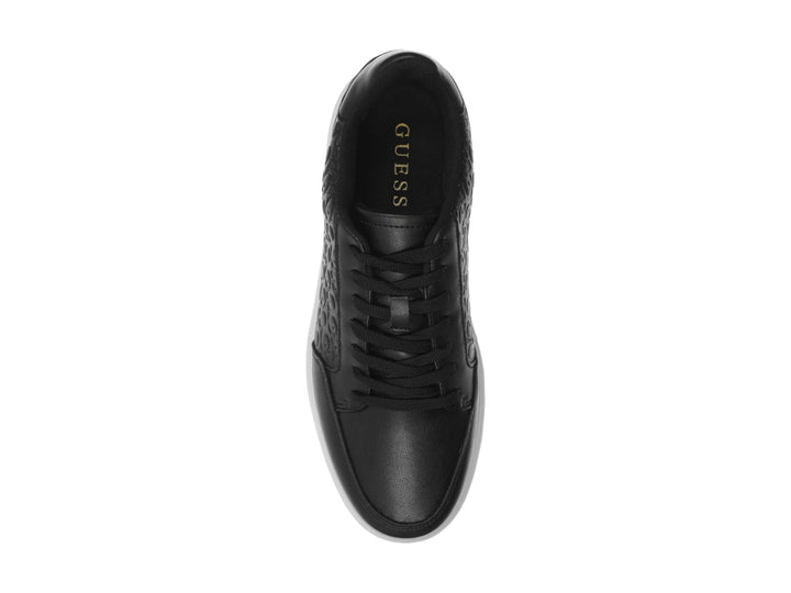Tenis negros de la marca Guess con suela blanca y diseño grabado en relieve en la parte superior.