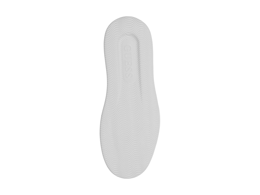 Tenis negros de la marca Guess con suela blanca y diseño grabado en relieve en la parte superior.
