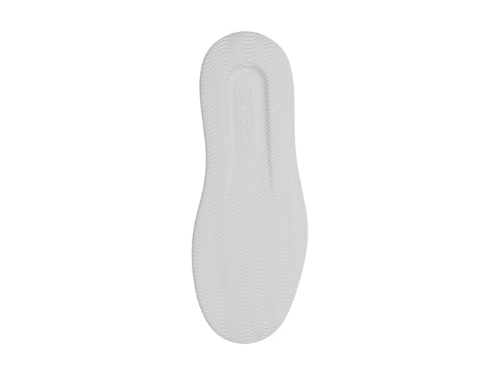 Tenis negros de la marca Guess con suela blanca y diseño grabado en relieve en la parte superior.