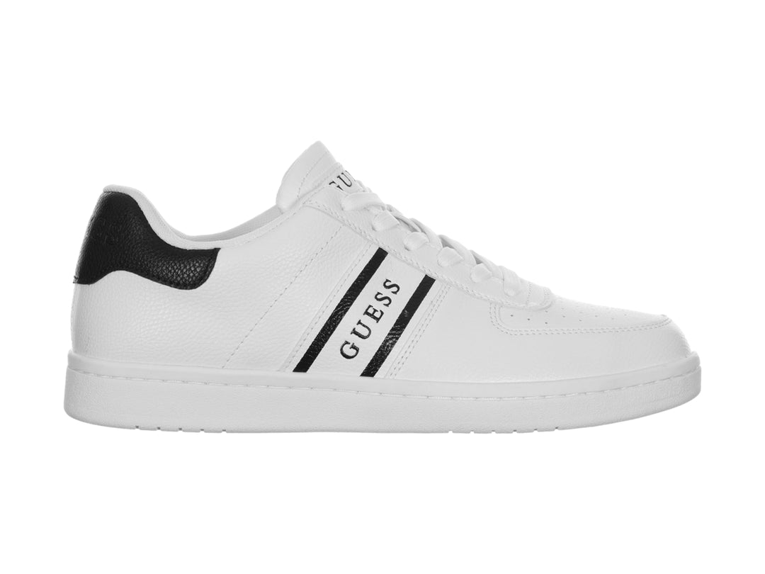 Tenis blancos Guess con detalles en negro en el talón y franjas laterales.
