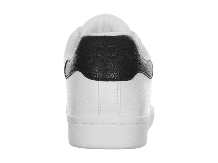 Tenis blancos Guess con detalles en negro en el talón y franjas laterales.