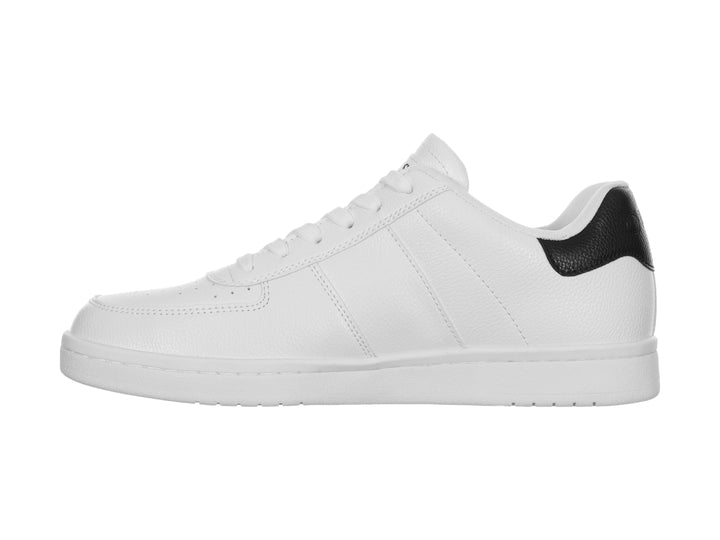 Tenis blancos Guess con detalles en negro en el talón y franjas laterales.