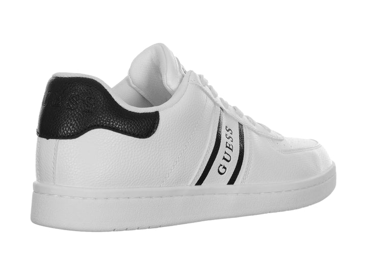 Tenis blancos Guess con detalles en negro en el talón y franjas laterales.