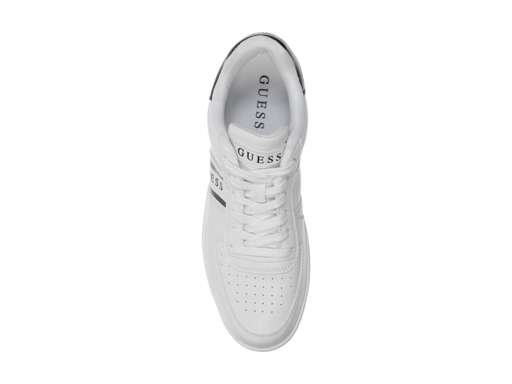 Tenis blancos Guess con detalles en negro en el talón y franjas laterales.