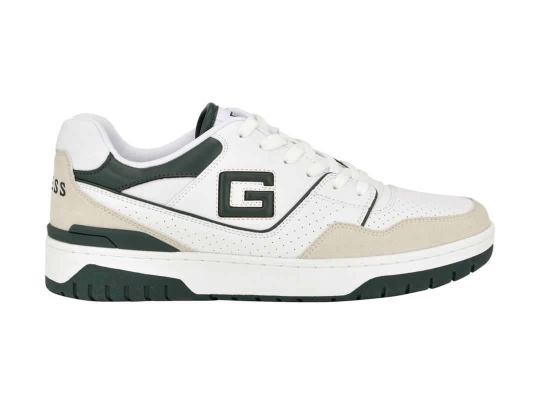 Tenis blancos Guess con detalles en verde oscuro y beige, estilo casual con suela gruesa.