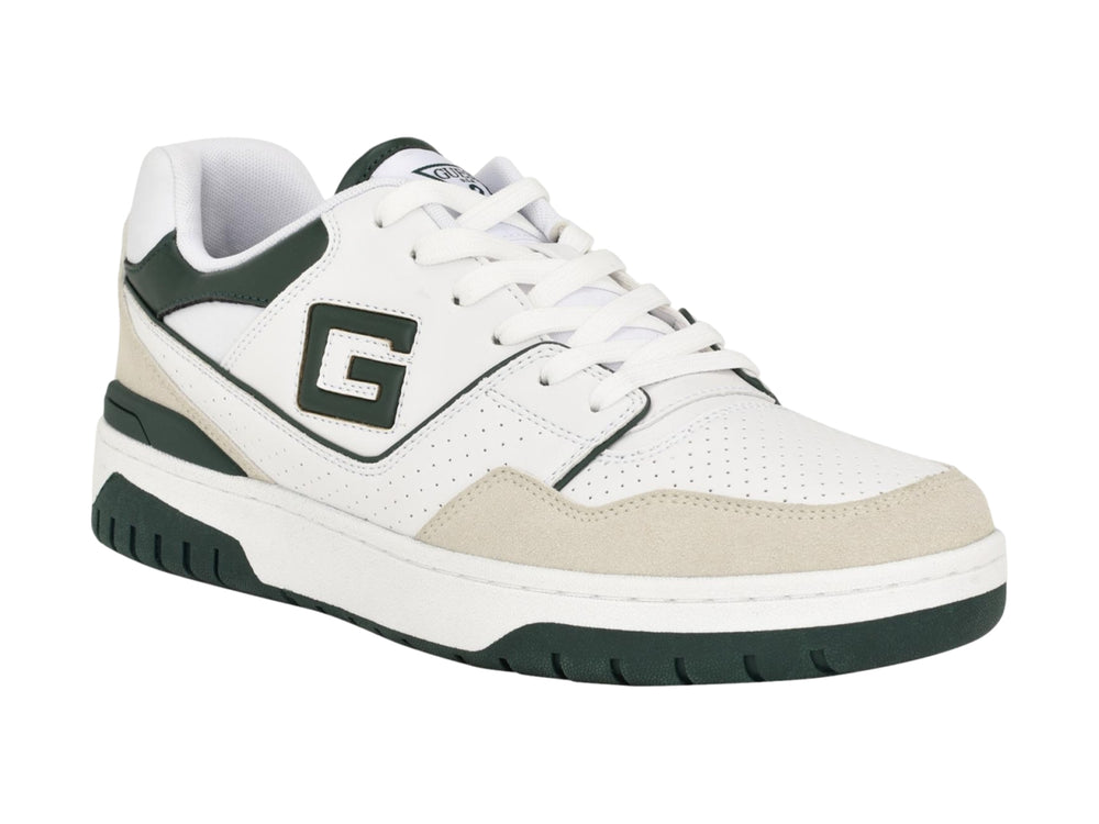 Tenis blancos Guess con detalles en verde oscuro y beige, estilo casual con suela gruesa.