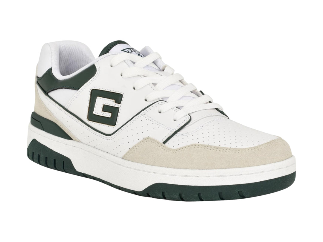 Tenis blancos Guess con detalles en verde oscuro y beige, estilo casual con suela gruesa.