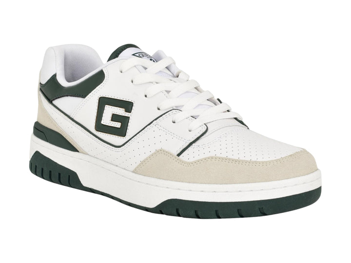 Tenis blancos Guess con detalles en verde oscuro y beige, estilo casual con suela gruesa.