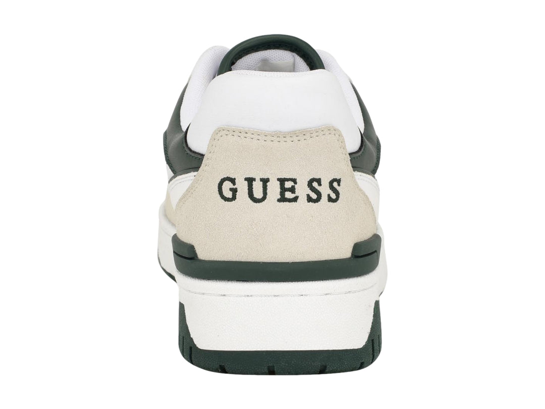 Tenis blancos Guess con detalles en verde oscuro y beige, estilo casual con suela gruesa.