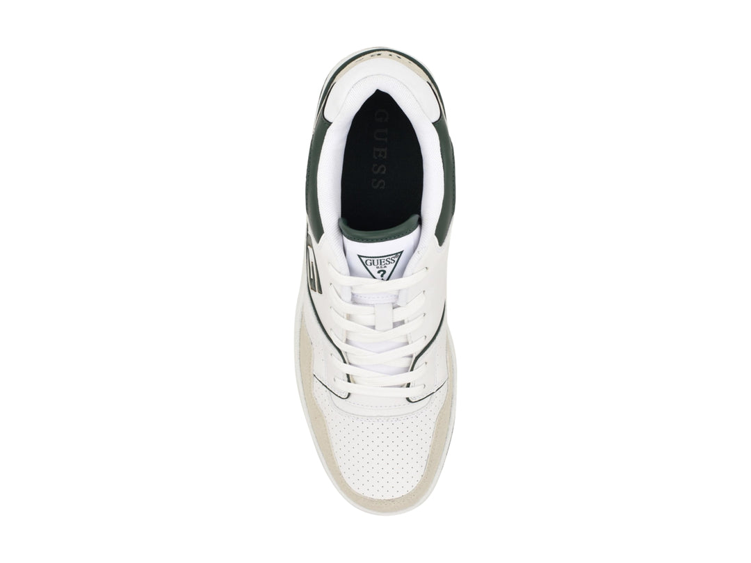 Tenis blancos Guess con detalles en verde oscuro y beige, estilo casual con suela gruesa.