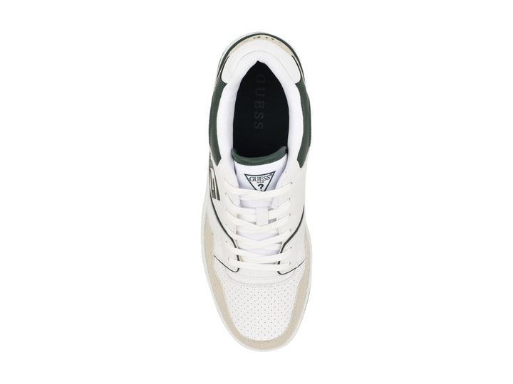 Tenis blancos Guess con detalles en verde oscuro y beige, estilo casual con suela gruesa.