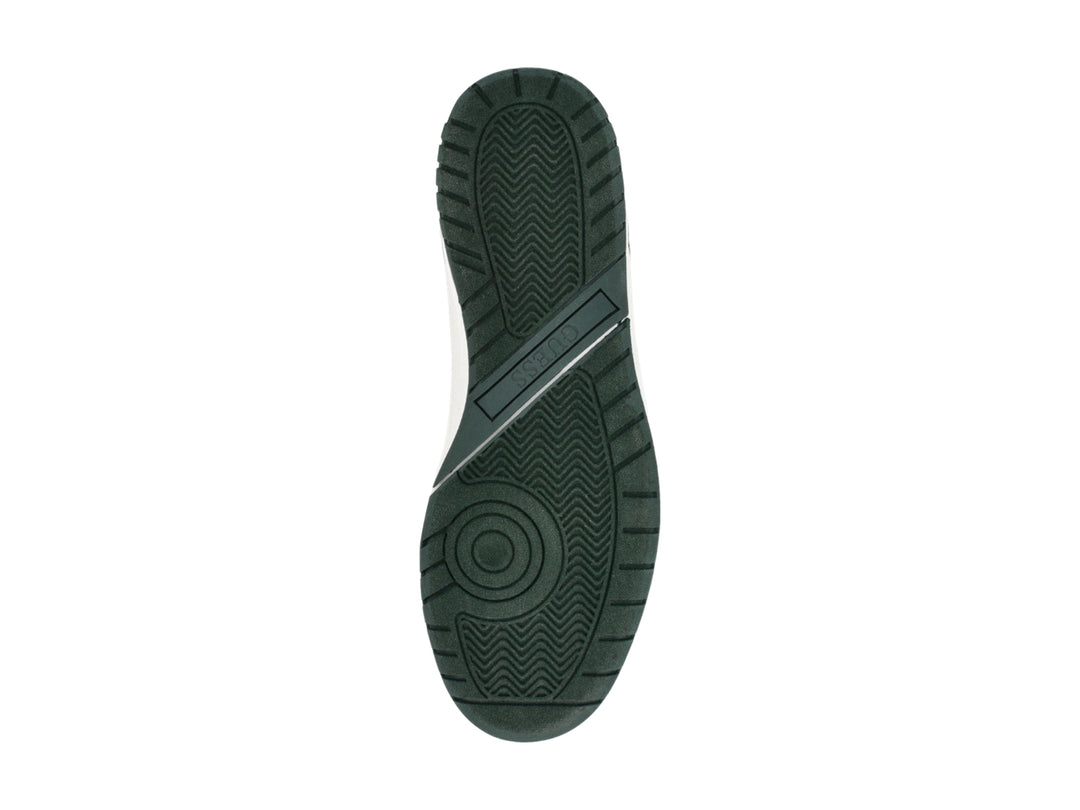 Tenis blancos Guess con detalles en verde oscuro y beige, estilo casual con suela gruesa.