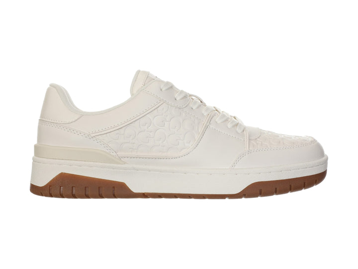 Tenis Guess color beige con suela blanca y café, diseño casual con logo grabado en el lateral.