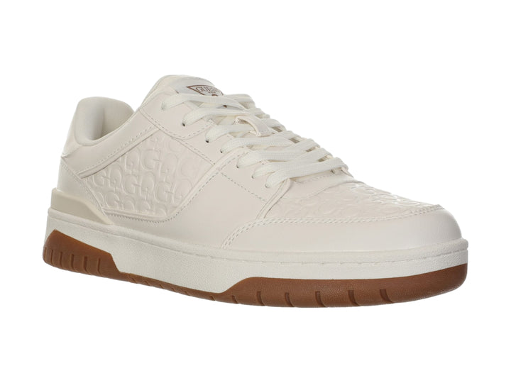 Tenis Guess color beige con suela blanca y café, diseño casual con logo grabado en el lateral.