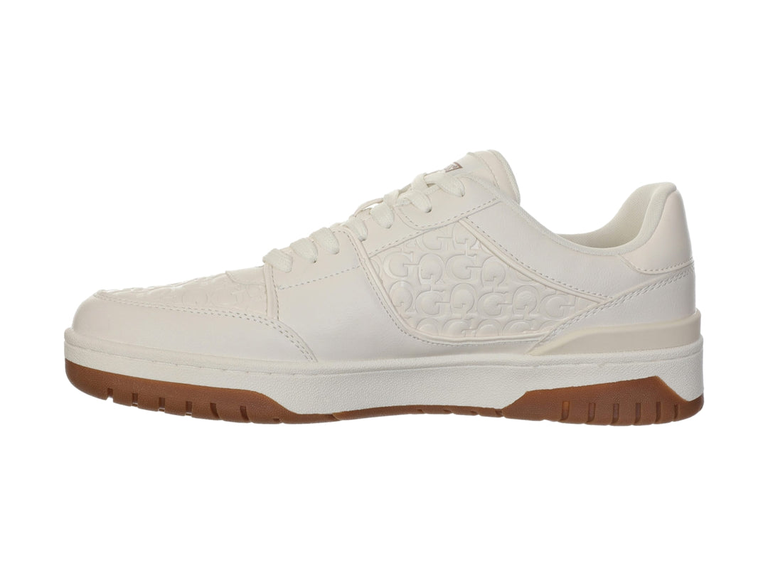Tenis Guess color beige con suela blanca y café, diseño casual con logo grabado en el lateral.