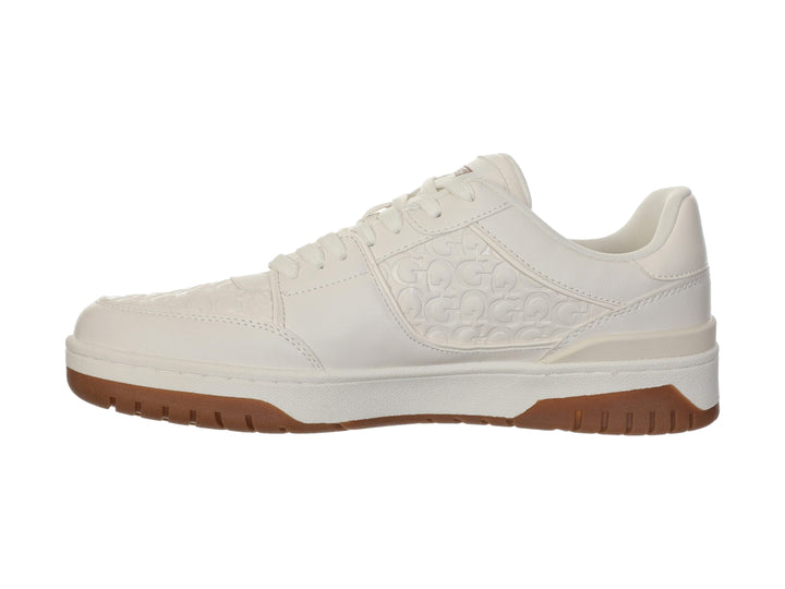 Tenis Guess color beige con suela blanca y café, diseño casual con logo grabado en el lateral.