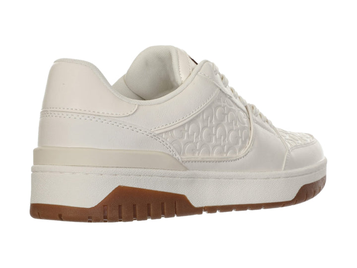 Tenis Guess color beige con suela blanca y café, diseño casual con logo grabado en el lateral.