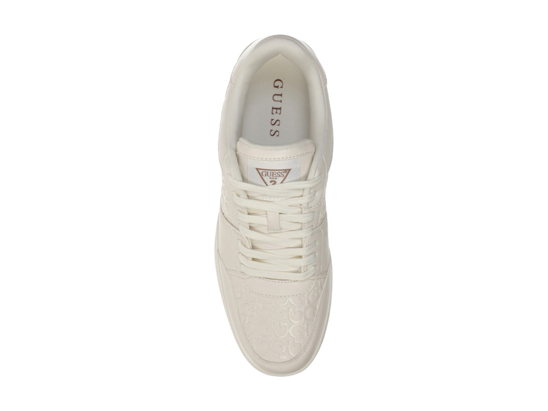 Tenis Guess color beige con suela blanca y café, diseño casual con logo grabado en el lateral.