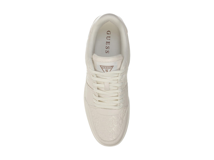 Tenis Guess color beige con suela blanca y café, diseño casual con logo grabado en el lateral.
