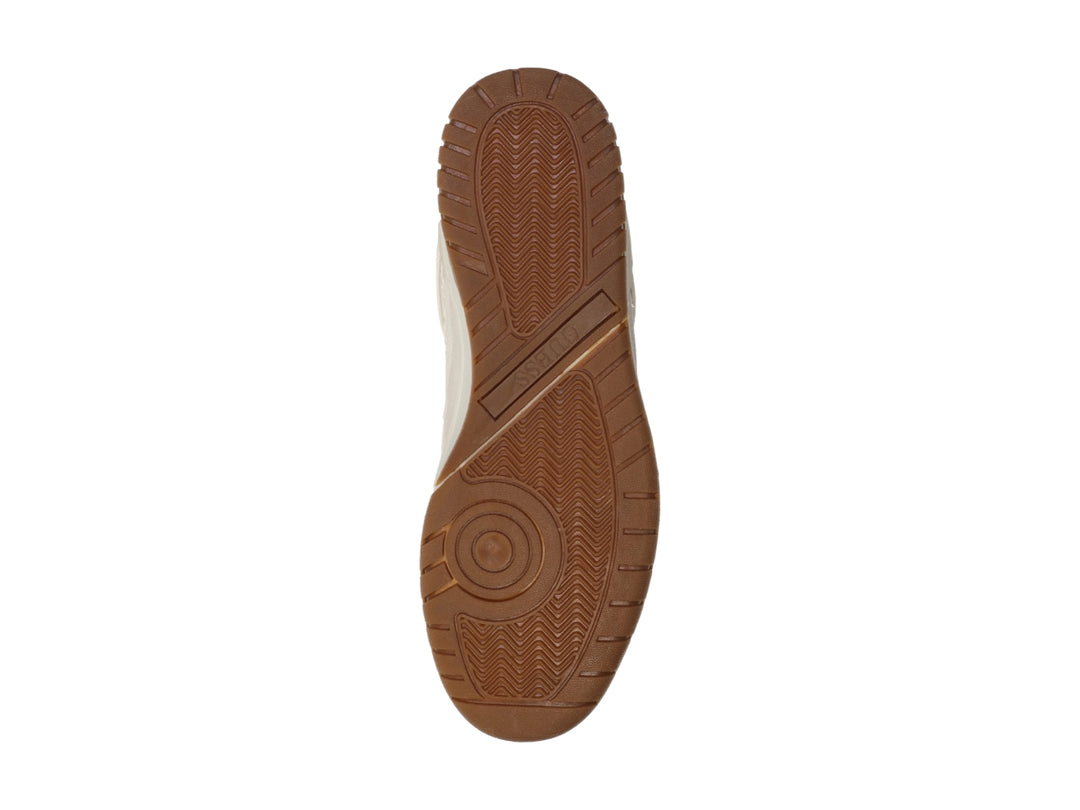 Tenis Guess color beige con suela blanca y café, diseño casual con logo grabado en el lateral.